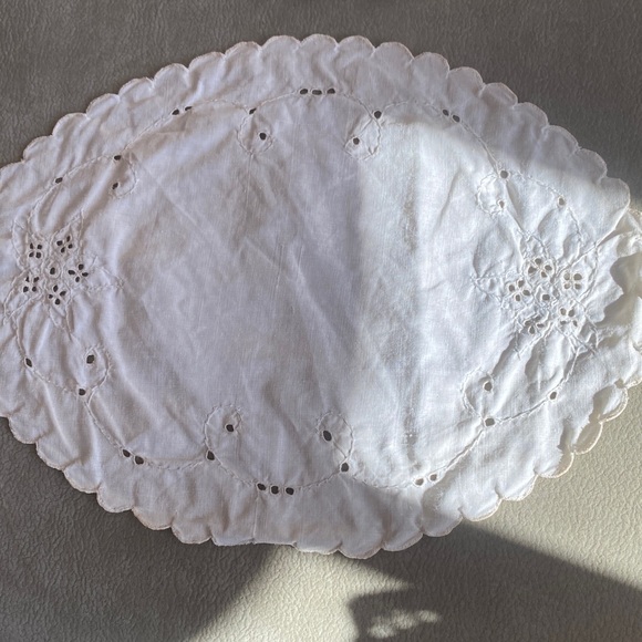 11 Vintage doilies in various shapes and sizes Some have imperfections - Picture 5 of 15